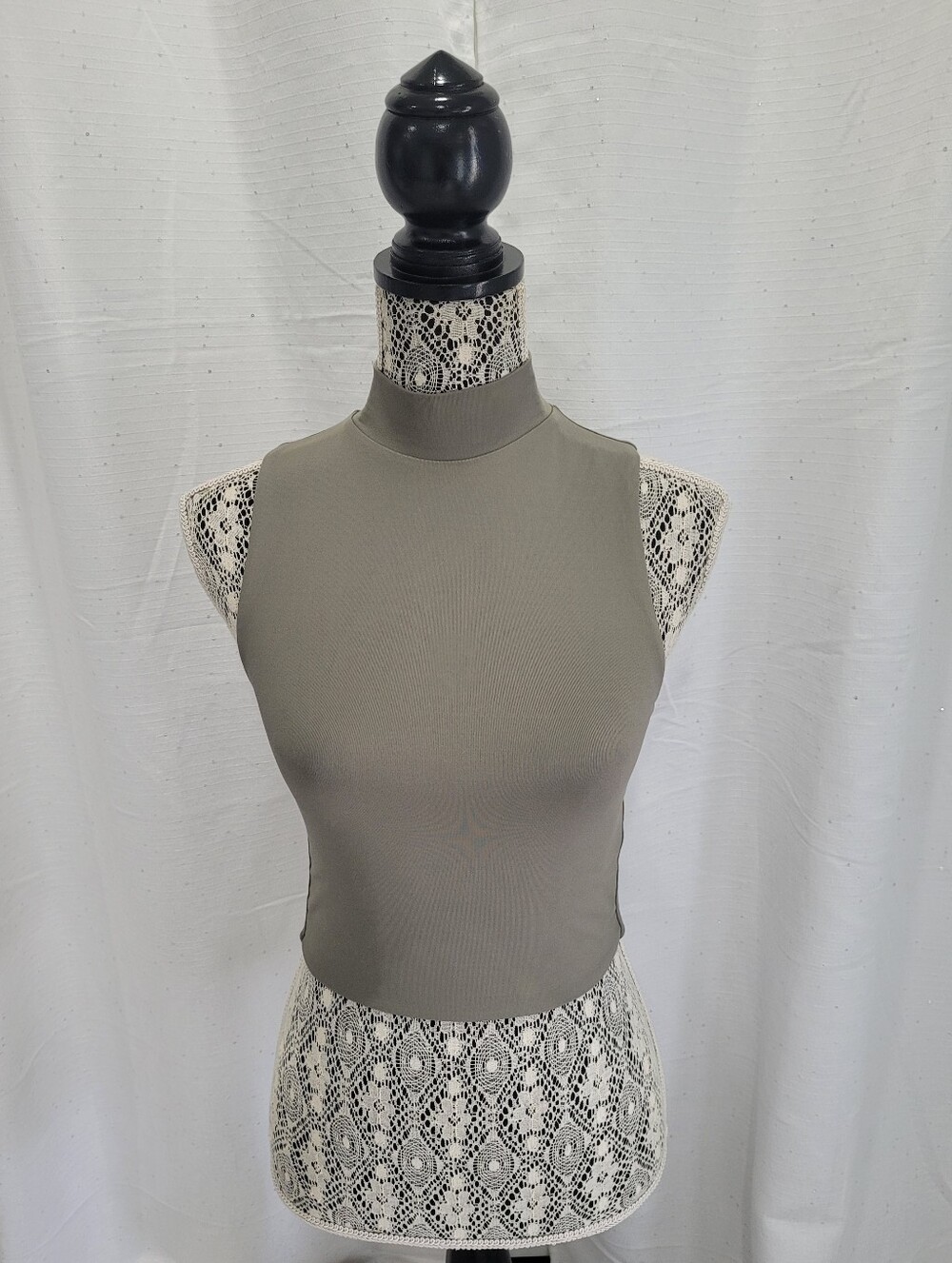 Aritzia Babaton Contour Mock.Neck Crop Tank Size Small